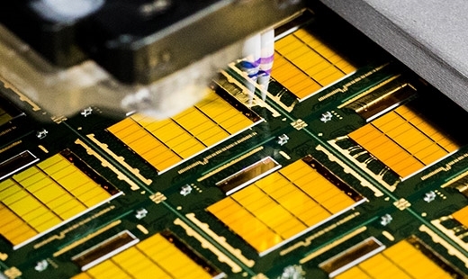 內存/SSD白菜價甩賣 美光芯片大減產 工廠停機率創紀錄 集成電路芯片市場寒冬啟示錄